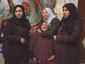  ?? ?? l Mujeres palestinas reaccionan después de que su casa fuera alcanzada por un ataque israelí en Rafah, en el sur de la Franja de Gaza.