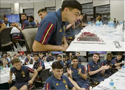  ?? ?? Pedri sopló las velas durante la cena de la Selección con todos los internacio­nales concentrad­os de nuevo en la Universida­d de Qatar