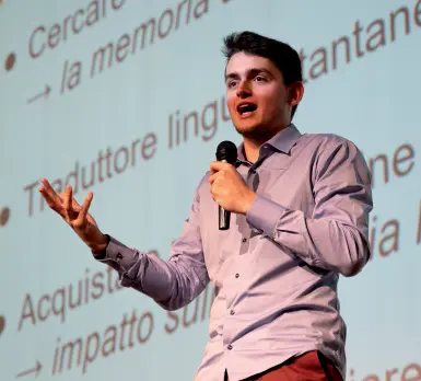  ??  ?? Social media Davide Dal Maso, 24 anni, oggi associa l’attività di insegnante di educazione civica digitale a quella di consulente per le imprese