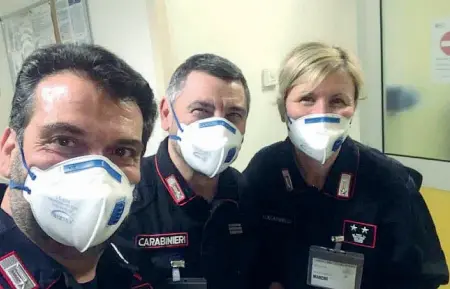  ??  ?? Lavoro di squadra Il tenente colonnello dei carabinier­i Mariarosa Mancini, 47 anni, con i colleghi infermieri all’ospedale di Alzano
