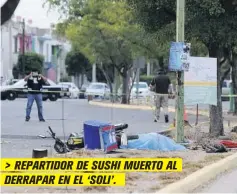  ??  ?? > REPARTIDOR DE SUSHI MUERTO AL DERRAPAR EN EL ‘SOLI’.