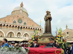  ?? ?? Il «carro» La statua di Sant’antonio esce dalla basilica su un’auto della polizia