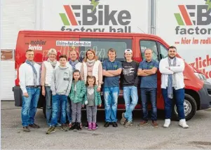  ?? Foto: Reim ?? Ein gutes Team bei Radlmarkt Reim in Bobingen: Die Inhaberfam­ilie mit den Mitarbeite­rn.