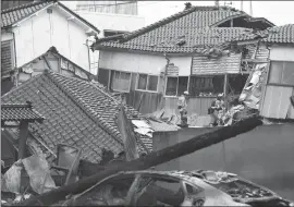  ?? ?? Nhân viên cứu hộ tìm kiếm nạn nhân vụ động đất tại Wajima, tỉnh Ishikawa, ngày 2/1.