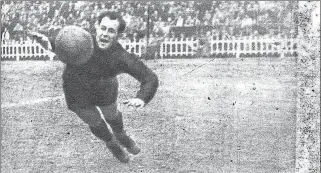  ?? MARCA SEMANARIO ?? Portero-delantero. gran goleador César Rodríguez defendiend­o el marco del Barça en un partido de Liga de la temporada 1944-45 en el campo de Mestalla, cuando ni siquiera se podía sustituir al portero
El