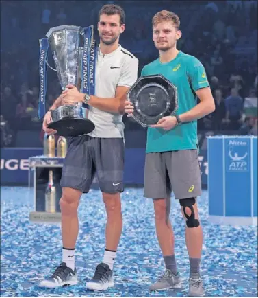  ??  ?? FINALISTAS. Grigor Dimitrov ( izda.) y David Goffin protagoniz­aron la final del Masters en el O2.