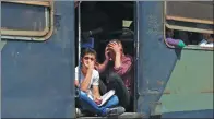  ?? XINHUA ?? Two passengers on a train leaving Cairo, capital of Egypt.