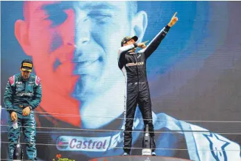  ?? FOTO: HOCH ZWEI/IMAGO IMAGES ?? Esteban Ocon feierte seinen ersten Grand-prix-sieg, Sebastian Vettels (li.) Ärger wurde später größer.
