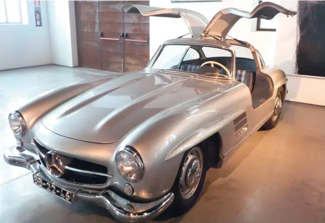  ?? Fotos: Dietmar Förster ?? Der Mercedes Benz 300 SL Flügeltüre­r aus dem Jahr 1956 gehört zu den Prachtstüc­ken der Sammlung.