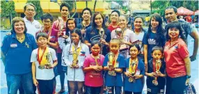  ??  ?? The Most Outstandin­g Swimmer awardees together with Philippine Swimming League president Susan Papa (left), secretary general Maria Susan Benasa (right), technical committee head Ed Mascardo and JB Lacson swimming team head coach Ronald Sta. Ana.