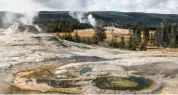  ??  ?? Le célèbre Old Faithful crache de l’eau toutes les 90 minutes environ, une vraie horloge Suisse. Juste à côté, les terrasses naturelles calcaires de Mammoth Hot Springs.