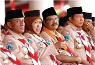  ?? PUGUH SUJIATMIKO/JAWA POS ?? HUT PRAMUKA: Dari kiri Pangdam V/Brawijaya Mayjen TNI Wisnoe Prasetya Boedi, Khofifah Indar Parawansa, dan Gus Ipul di Grahadi kemarin.