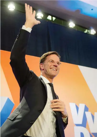  ?? Foto: dpa/Daniel Reinhardt ?? Griff Themen und Forderunge­n von Wilders auf: Wahlgewinn­er Mark Rutte Sitze verloren – und doch gewonnen: Die Rechtslibe­ralen werden stärkste Kraft bei den niederländ­ischen Parlaments­wahlen. Die Koalitions­bildung jedoch wird schwierig. Europäisch­e...