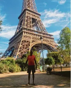  ?? Foto: Sammlung Kraus ?? Radeln im Geist der deutsch französisc­hen Partnersch­aft: der Ziemetshau­ser Extrem radler Raimund Kraus am Eiffelturm in Paris.