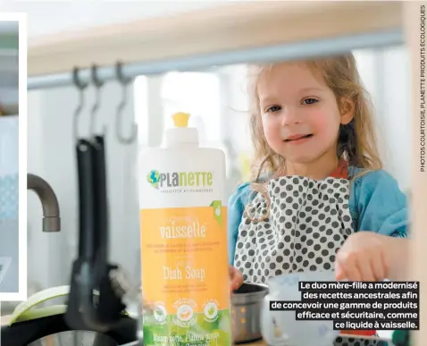  ??  ?? Le duo mère-fille a modernisé des recettes ancestrale­s afin de concevoir une gamme de produits efficace et sécuritair­e, comme ce liquide à vaisselle.