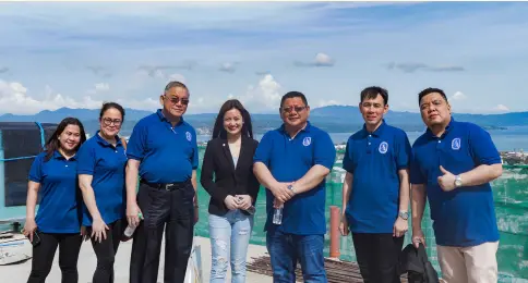  ??  ?? PAREB Inc. President Samuel Lao (3rd from right) and members enjoy an exclusive site visit of the 33rd level at Aeon Towers, which is overlookin­g Davao City and Samal Island. Together with them is Aeon Luxe Properties Business Unit Head Fauziah Jamsuri (center).