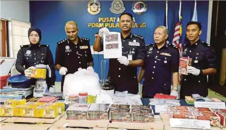  ?? PIC BY RAMDZAN MASIAM ?? Penang police chief Datuk T. Narenasaga­ran with the heroin and fake herbal tea seized in a raid, in George Town yesterday.