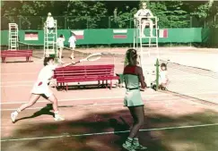  ?? FOTO: HANS-GEORG KREMER ?? Heidi Vater (Zweite von links) beim Internatio­nalen Tennisturn­ier in Zinnowitz Ende der 1980er Jahre.