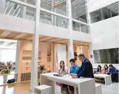  ?? Foto: Marcus Merk ?? Offene Lernlandsc­haften sind ein Merkmal des Schmuttert­al Gymnasiums Diedorf, des neuesten Gymnasiums im Landkreis Augsburg.