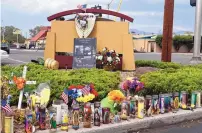  ?? DEAN HANSON/JOURNAL ?? A memorial for slain security guard Stephen Wills was still set up on the corner of Gibson and San Pedro on Friday.