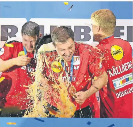  ?? FOTO: IMAGO ?? Lieb gewonnenes Ritual: Auch die Spieler von Borussia Düsseldorf um Timo Boll (vorne) erleben in Frankfurt die obligatori­sche Bierdusche des Meisters.