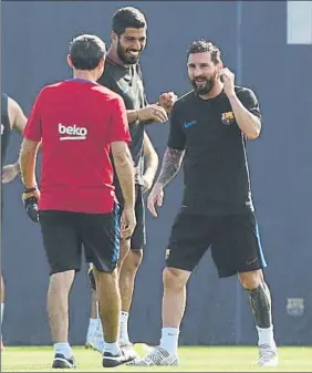  ?? FOTO: M. MONTILLA ?? Valverde, con Luis Suárez y Messi durante un entrenamie­nto