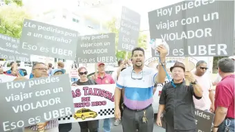  ??  ?? Taxistas y transporti­stas diversos protestaro­n en el Centro Gubernamen­tal Minillas en contra de Uber.