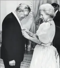  ?? TORONTO STAR FILE PHOTO ?? Beland Honderich receives the Order of Canada from Governor General Jeanne Sauvé in 1987. The previous year he had been elected by journalist­s across Canada to the News Hall of Fame.