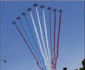  ?? (Photos MaxPPP) ?? Le Président Macron a parcouru les Champs-Elysées à bord du command car. Un petit “couac” de la Patrouille de France, dont un des Alphajet s’est trompé de couleur.