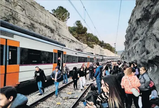  ?? ALEXIS VERGES ?? Otro accidente en la misma línea. Hicieron sonar sus sirenas y trataron de frenar, pero el regional y el Rodalies, con 400 viajeros, no pudieron evitar la colisión, en Castellgal­í. En este tramo ya se produjo otro siniestro en noviembre pasado