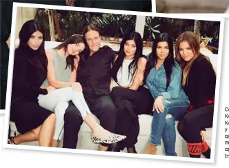  ??  ?? Con Kim, Kendall, Kylie, Kourtney y Khloé, quienes le han mostrado total apoyo en su transición.