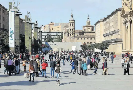  ?? ÁNGEL DE CASTRO ?? Situación de la plaza del Pilar en Zaragoza durante la mañana del domingo, donde se aprecian más personas que durante los días festivos.