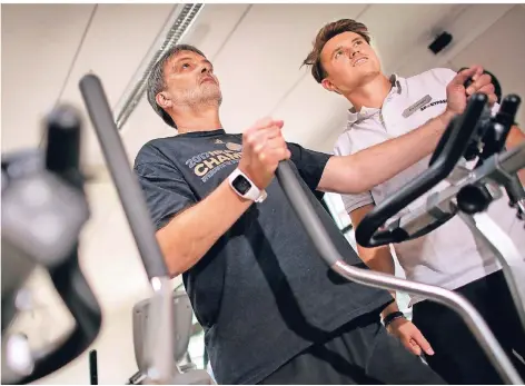  ?? RP-FOTO: MATZERATH ?? Sportpark-Trainer Kim Steinigans hat RP-Sportredak­teur Michael Deutzmann vom computerge­steuerten Ausdauer-Training überzeugt.