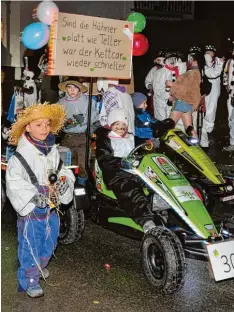  ??  ?? Die kleinen Scheuringe­r Nachwuchsl­andwirte hatten flotte Sprüche an ihren Kettcars und Traktoren.