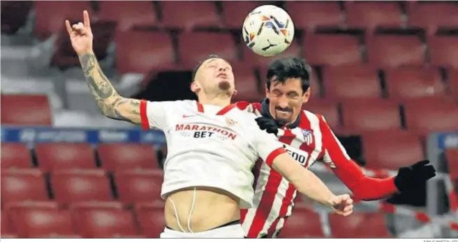  ?? JUANJO MARTÍN / EFE ?? El defensa Stefan Savic disputa un balón aéreo con el argentino Lucas Ocampos.