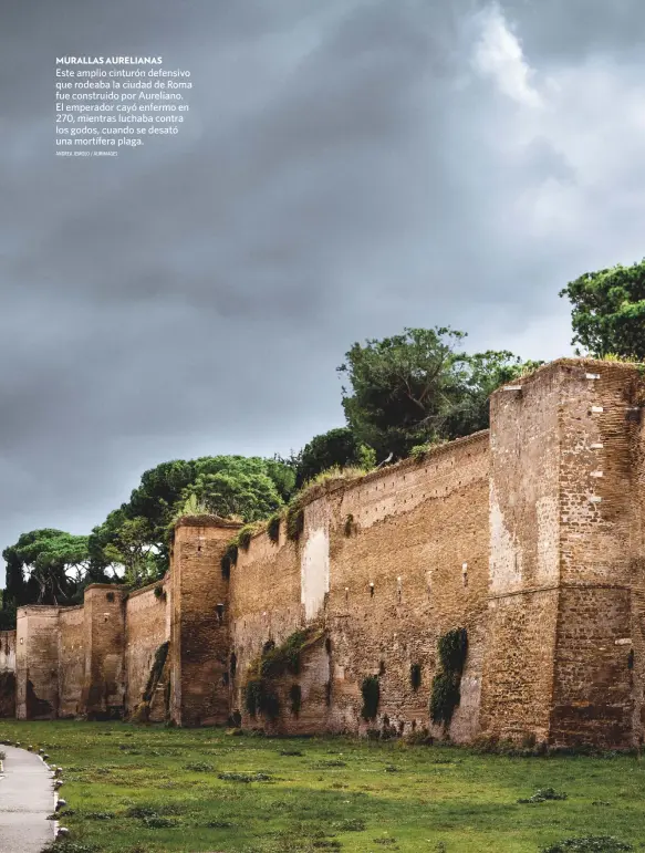  ?? ANDREA JEMOLO / AURIMAGES ?? MURALLAS AURELIANAS
Este amplio cinturón defensivo que rodeaba la ciudad de Roma fue construido por Aureliano. El emperador cayó enfermo en 270, mientras luchaba contra los godos, cuando se desató una mortífera plaga.