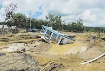  ?? Tonito.zayas@gfrmedia.com ?? Una residencia se hundió en la comunidad Villa Esperanza en Salinas. La pareja que residía en la estructura sobrevivió.