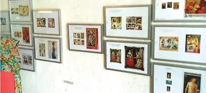  ?? ERWAN WIDYARTO FOR JAWA POS ?? ROMANTIKA PRANGKO: Seorang pengunjung menikmati pameran seni rupa prangko di Tirana Art House and Kitchen, Jogjakarta.