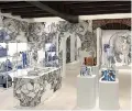  ??  ?? sopra e a destra, la sfilata della collezione PE 2017 della linea uomo di Louis Vuitton, affidata a Kim Jones (in alto). A sinistra, un rendering del pop up store dedicato alla collezione che aprirà nel quartiere milanese di Brera il 14 gennaio