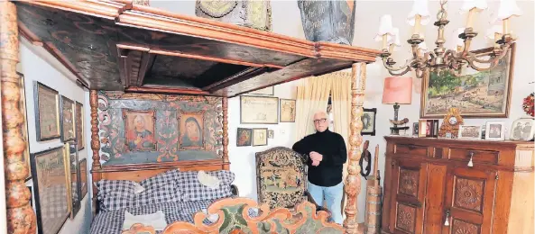  ?? FOTO: UWE MISERIUS ?? Bergische Pracht im Schlafzimm­er – ein kleines Heimatmuse­um hat sich Wolfgang Schröder im Laufe vieler Jahre in seiner Wohnung aufgebaut.