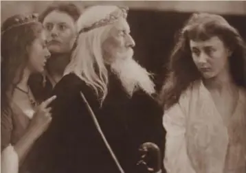  ?? FOTO FOMU ?? King Lear en zijn drie dochters. Voor de modellen koos fotografe Julia Margaret Cameron voor haar man en drie meisjes uit haar omgeving.