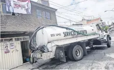  ??  ?? En las últimas cuatro semanas se han repartido mil 800 pipas diarias en promedio en Iztapalapa; es decir, más de 18 millones de litros cada 24 horas.