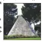  ??  ?? La pyramide dans le cimetière franco-italien de Saint-Mandrier