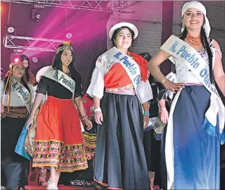  ?? PATRICIA OLEAS / EXPRESO ?? Desfile. Las reinas de los pueblos modelaron con sus trajes típicos y se dirigieron al público en sus idiomas.