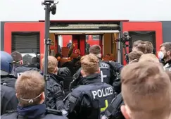  ?? FOTO: KAI MUDRA ?? Deutlich frustriert und mit Widerstand reagierten Hooligans und Neonazis in Erfurt darauf, dass die Polizei sie zurückgesc­hickt hat.