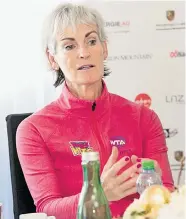  ??  ?? Judy Murray hat noch viel Arbeit vor sich. Tennis wird vor allem von Männern trainiert. Junge Mädchen verlieren schon früh die Lust am Spiel mit Schläger und Ball. Reine Mädchencam­ps sollen helfen.