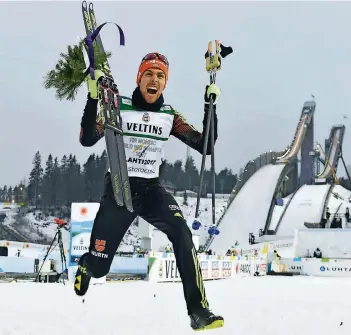  ?? FOTO: STACHE/AFP ?? Rekord-Weltmeiste­r vor stimmungsv­oller Kulisse: Johannes Rydzek feiert vor den Skisprung-Schanzen im finnischen Winterspor­t-Mekka Lahti seinen insgesamt fünften WM-Titel.