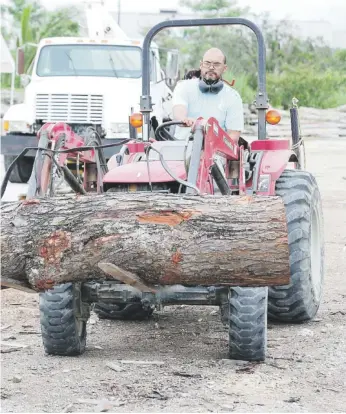  ?? Juan.martinez@gfrmedia.com ?? Andrés Rúa dijo que vende a buen precio las maderas de árboles rescatados, luego que cayeron tras el paso del huracán María.