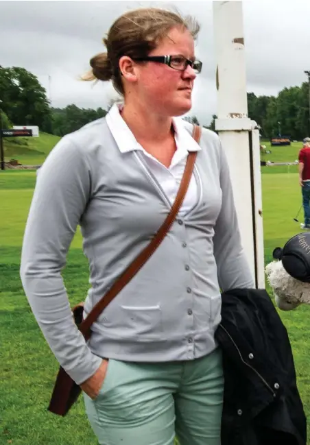  ??  ?? På MAMMAS GATA. Det var ett tag sedan Karin Sjödin och Linda Wessberg spelade på Deljsö golfbana. Karin får avstå