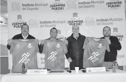  ?? FOTOS: ANTONIO MELÉNDEZ ?? de la tradiciona­l 5k de la Constituci­ón, se presentó la playera oficial para los corredores En el anuncio